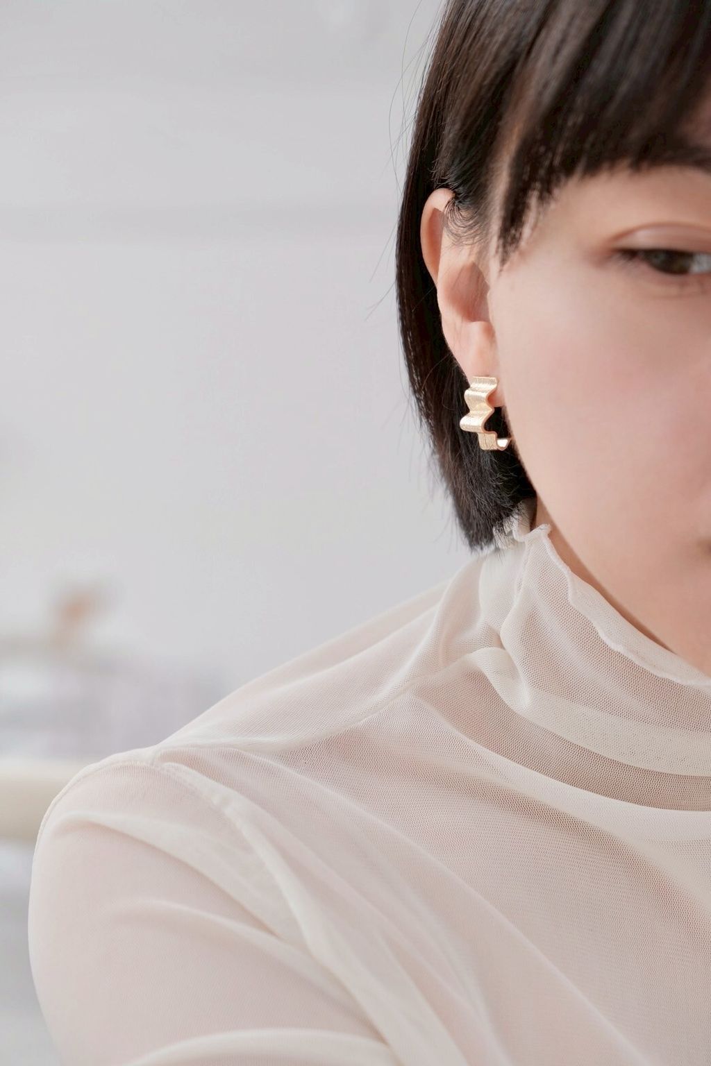 髮絲印花耳環佩戴照，PIPIJUDY 原創設計金屬結構與壓模紋理的造型耳飾