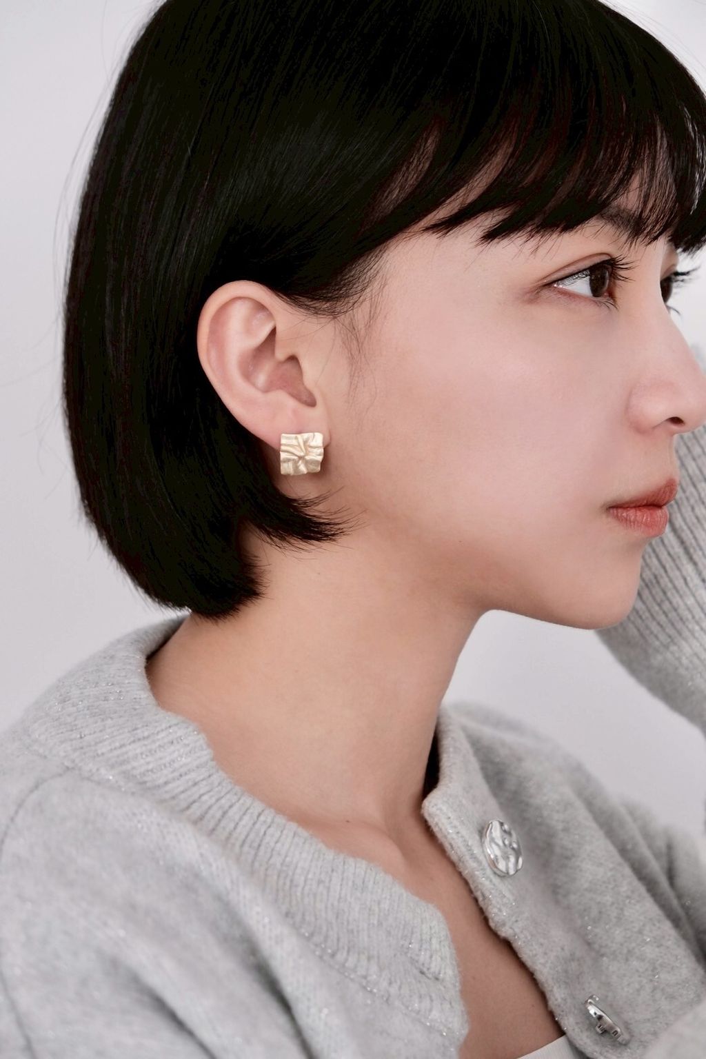 正方水波紋小款配戴照，亮面金屬反射自然光澤