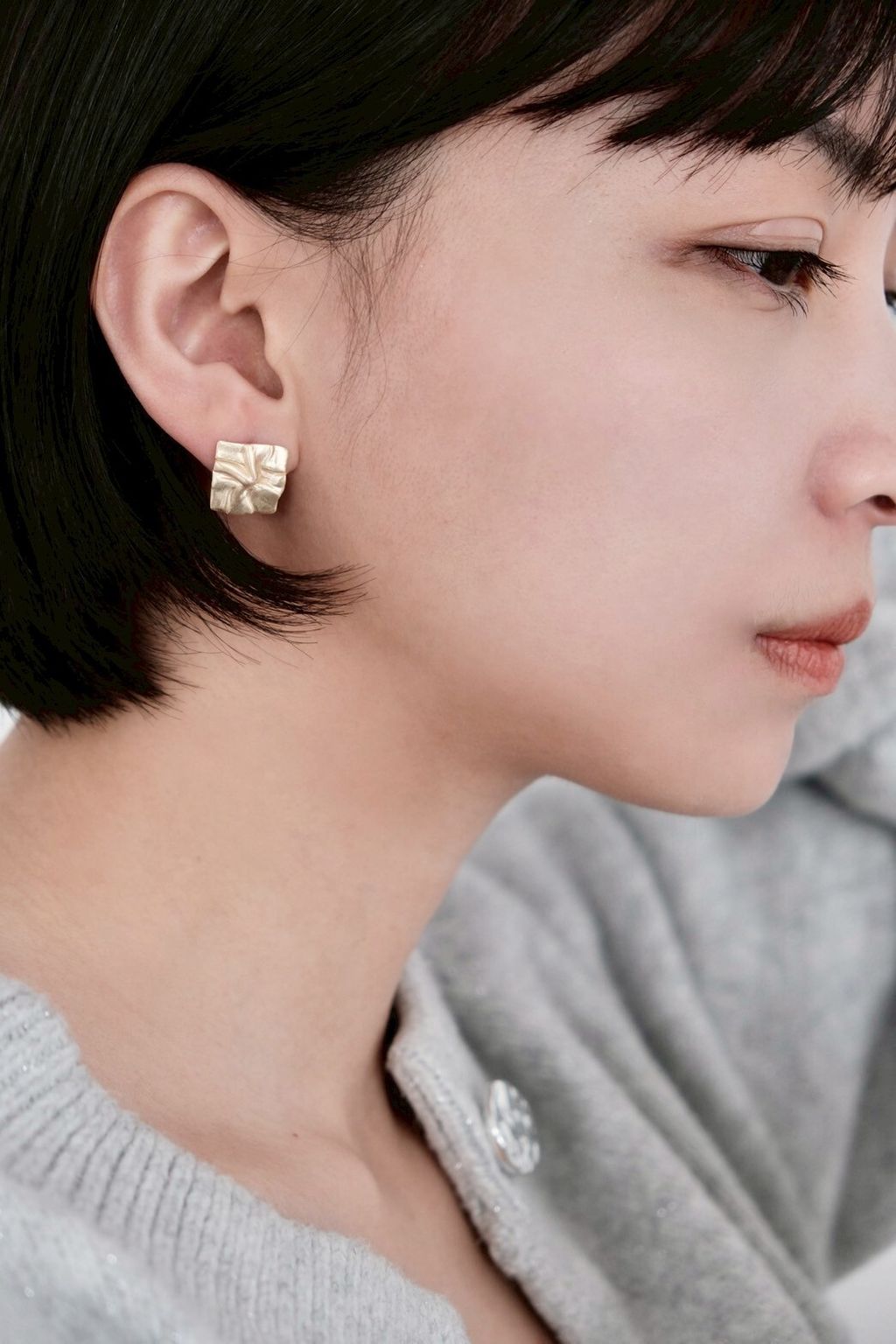 正方水波紋小款配戴照，亮面金屬反射自然光澤