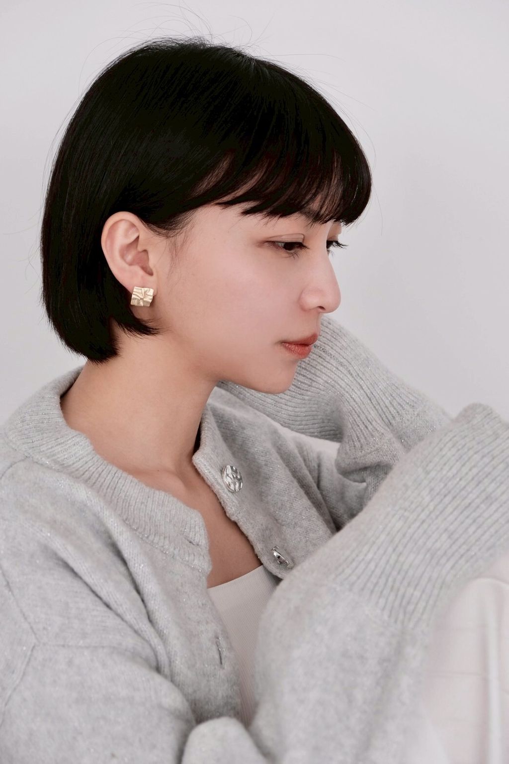 水波紋耳環亮面特寫，展現細緻紋理與金屬質感