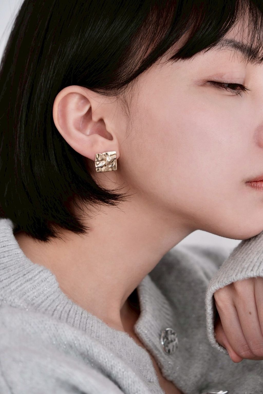 水波紋耳環亮面特寫，展現細緻紋理與金屬質感