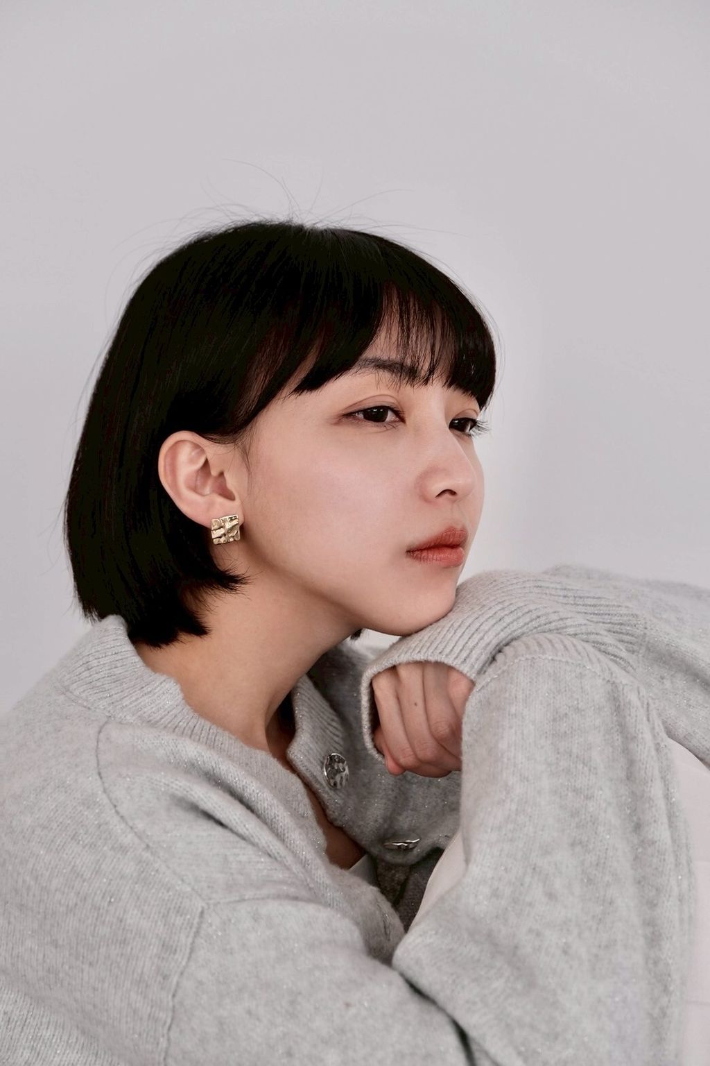 水波紋耳環亮面特寫，展現細緻紋理與金屬質感