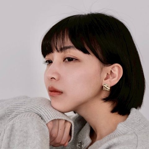 正方水波紋小款配戴照，亮面金屬反射自然光澤