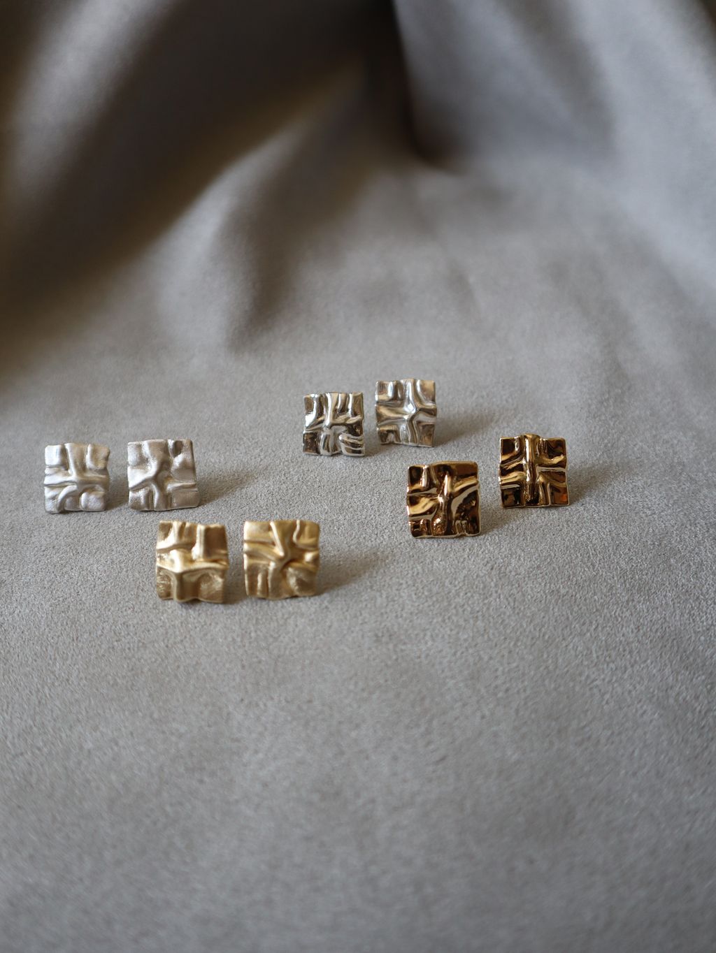 正方水波紋小款亮面耳環主圖，PIPIJUDY 原創金工設計