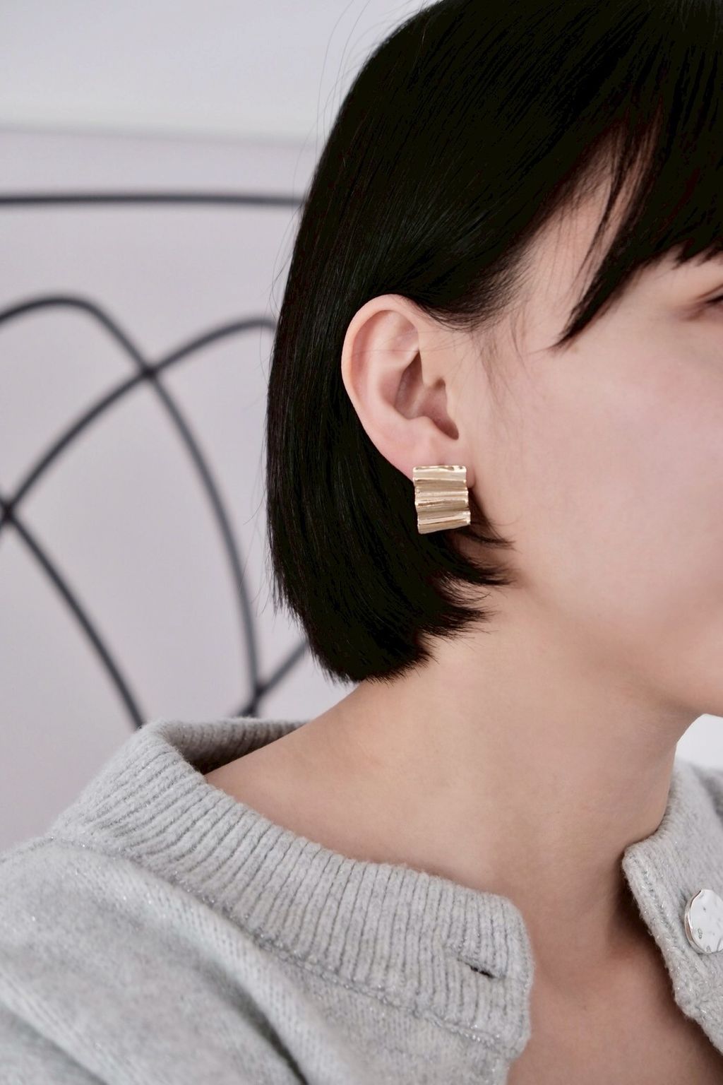 大款瓦楞波浪耳環配戴照，展現立體結構與造型感