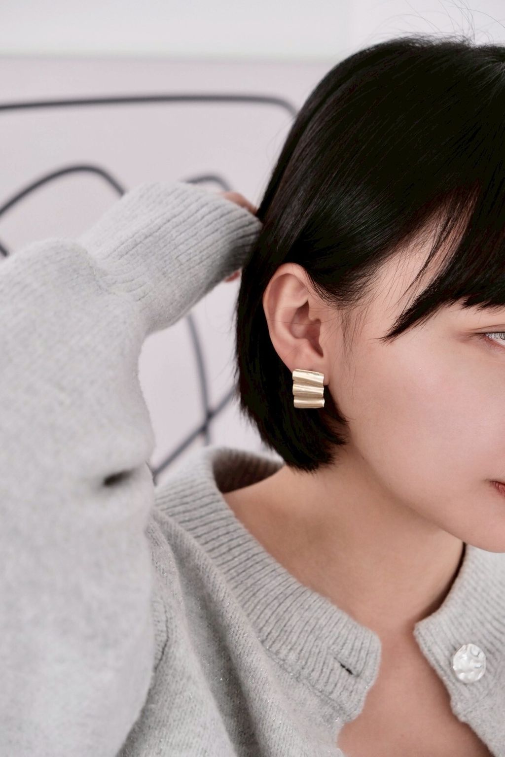 波浪耳環特寫圖，大面積彎折紋理細節一覽無遺