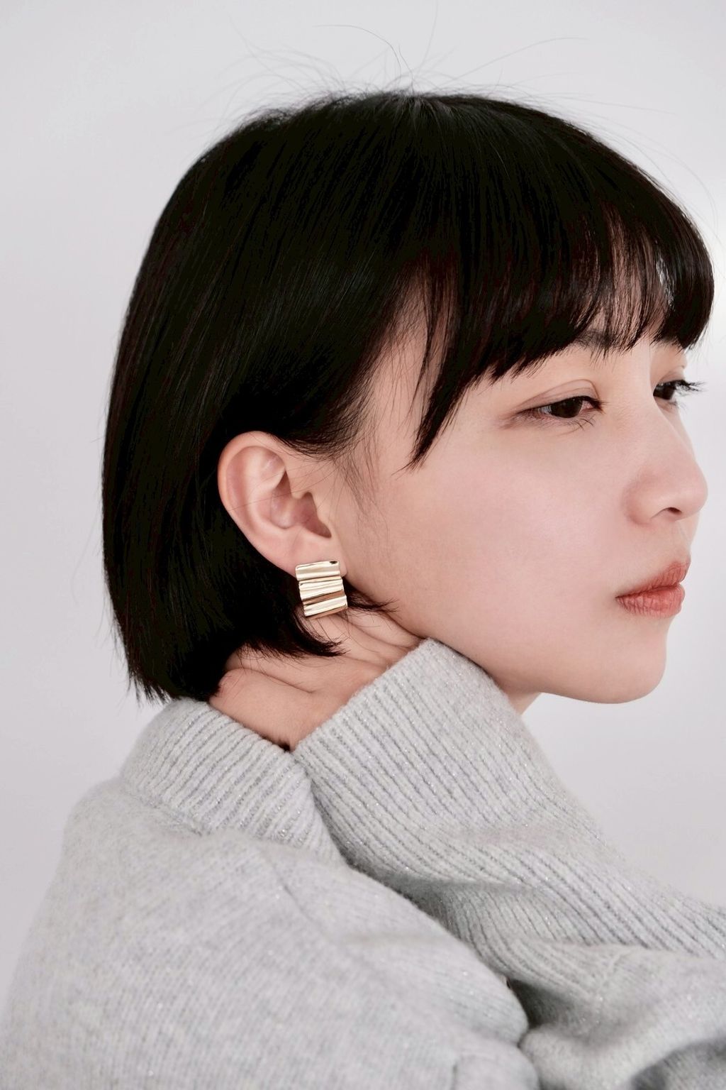 大款瓦楞波浪耳環配戴照，展現立體結構與造型感