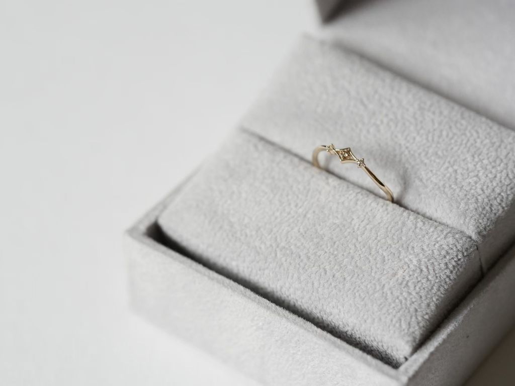 K10 金菱形鑲鑽戒指