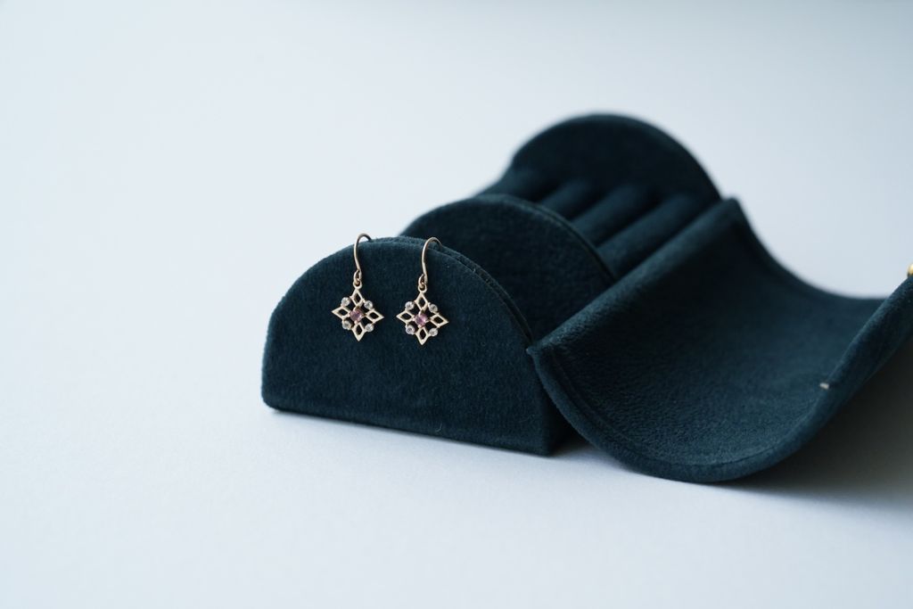 PIPIJUDY K10 粉紅碧璽花窗耳勾 商品照・復古花窗設計耳飾