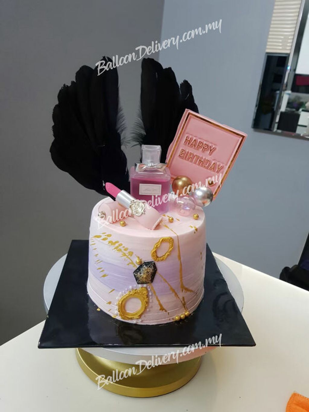 Cosmetic-&-Perfume-Design-Cake.jpg