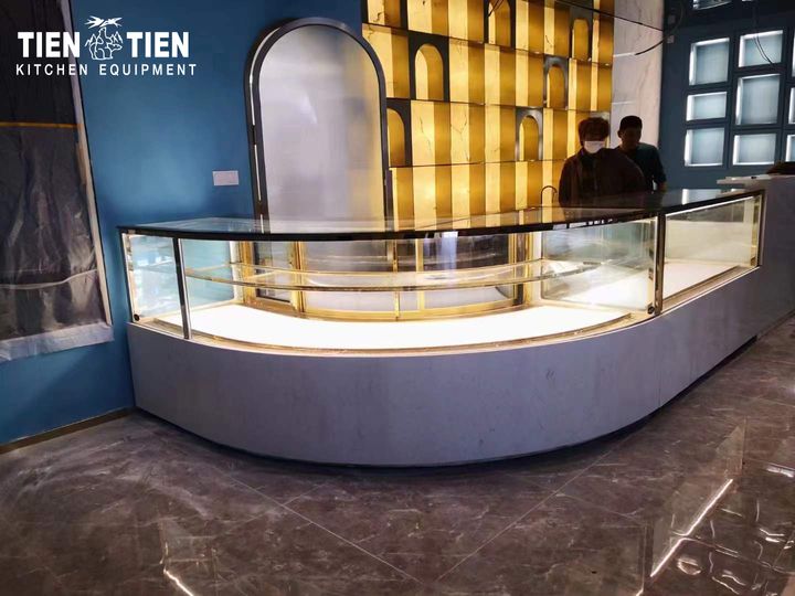 curve-type-cake-showcase-angled-halfmoon-design-malaysia-joint-cake-display.jpg