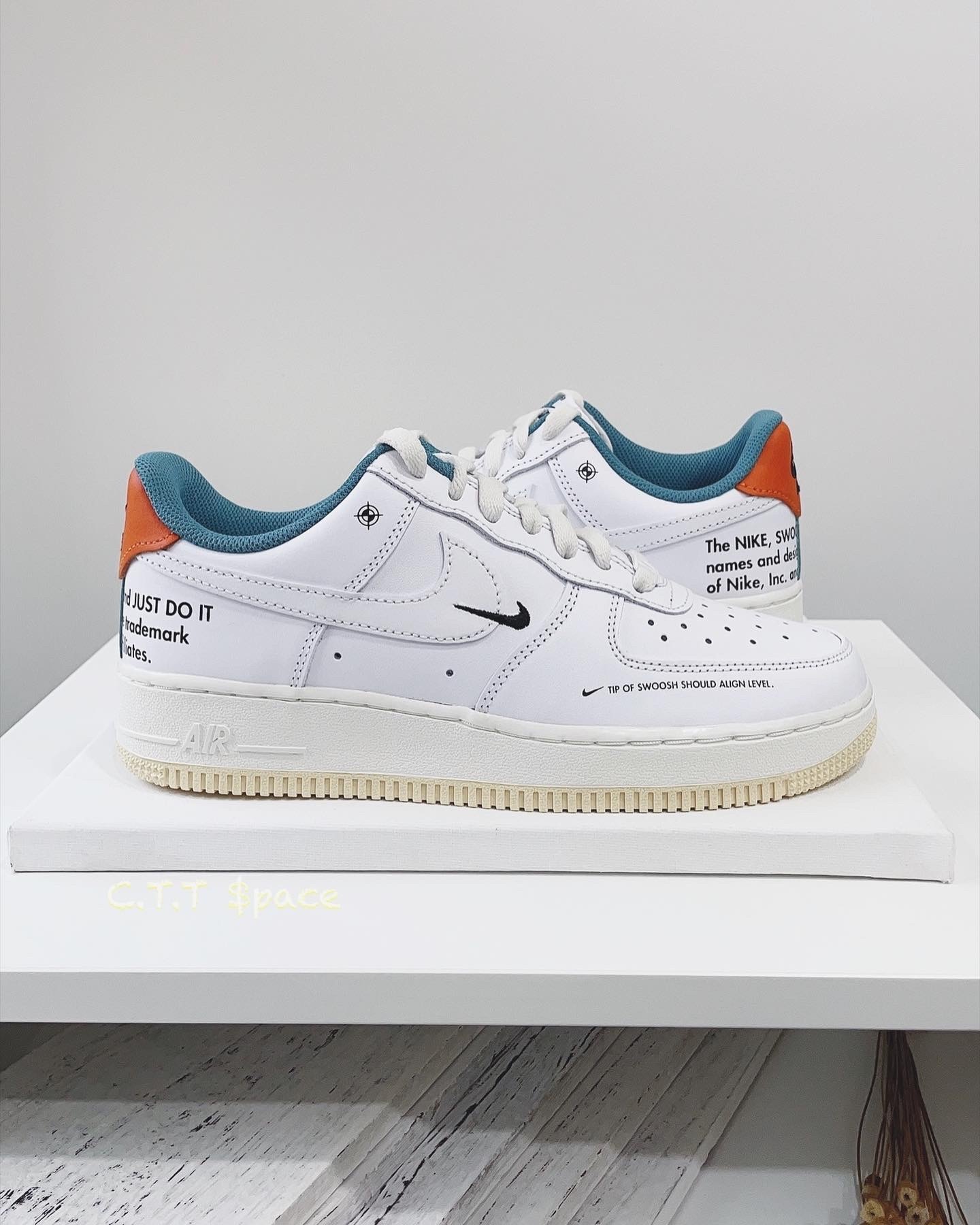 Nike air Force1 DM0970-111 帥氣小off white 綠橘小黑勾男女鞋– C.T.T $pace