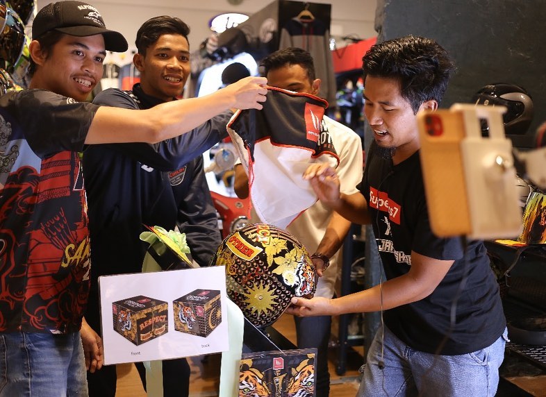 SOFT LAUNCHING MT HELMET (RESPECT EACH OTHER)