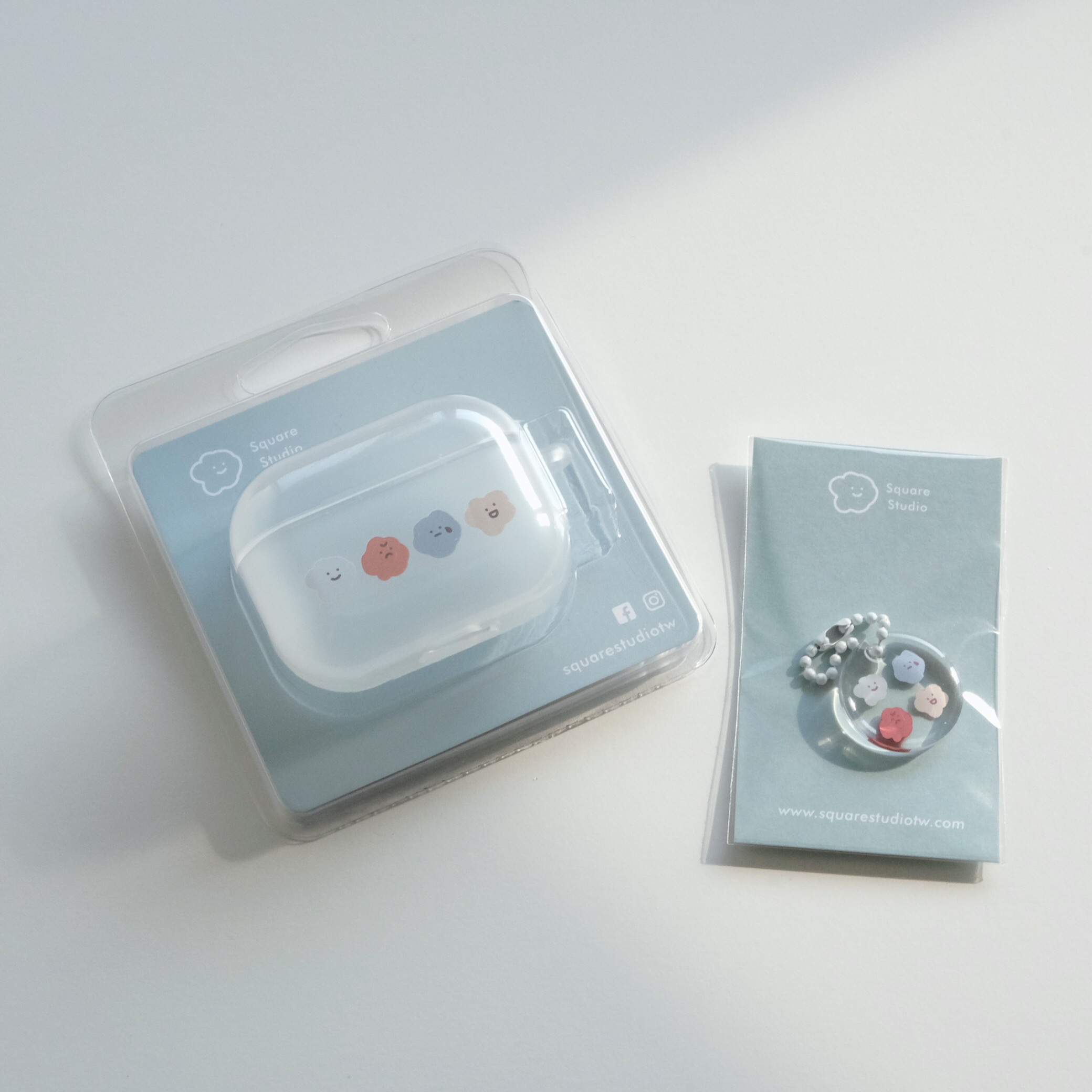 喜怒哀楽、そして喜び - AirPods1/2/3/4/Pro/Pro2 韓国製一体型イヤホン保護カバー イヤホンシェル - イヤホン収納 - プラスチック ホワイト