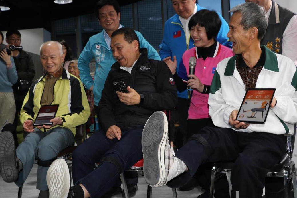 侯友宜市長體驗智慧膝力環(2)