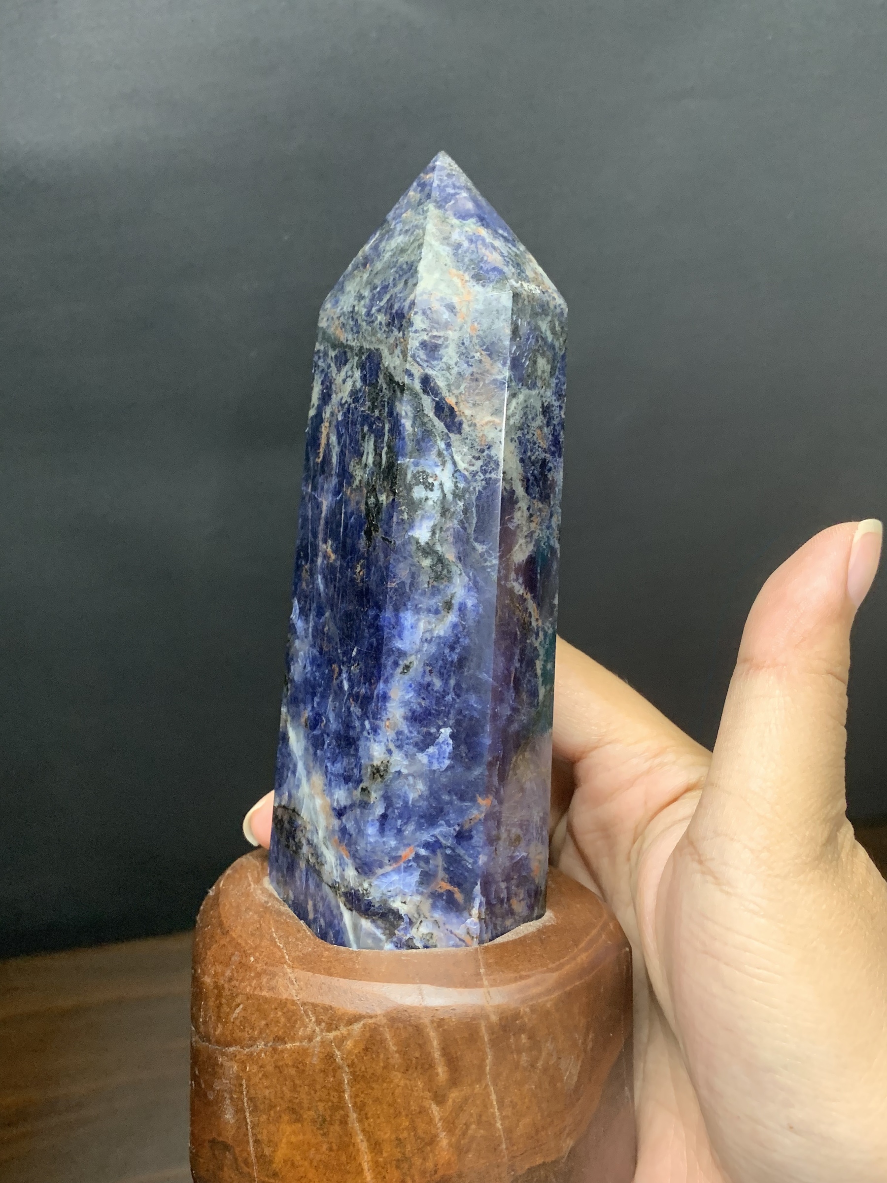 晶靈之露-1號蘇打石方納石水晶柱藍色宇宙含座