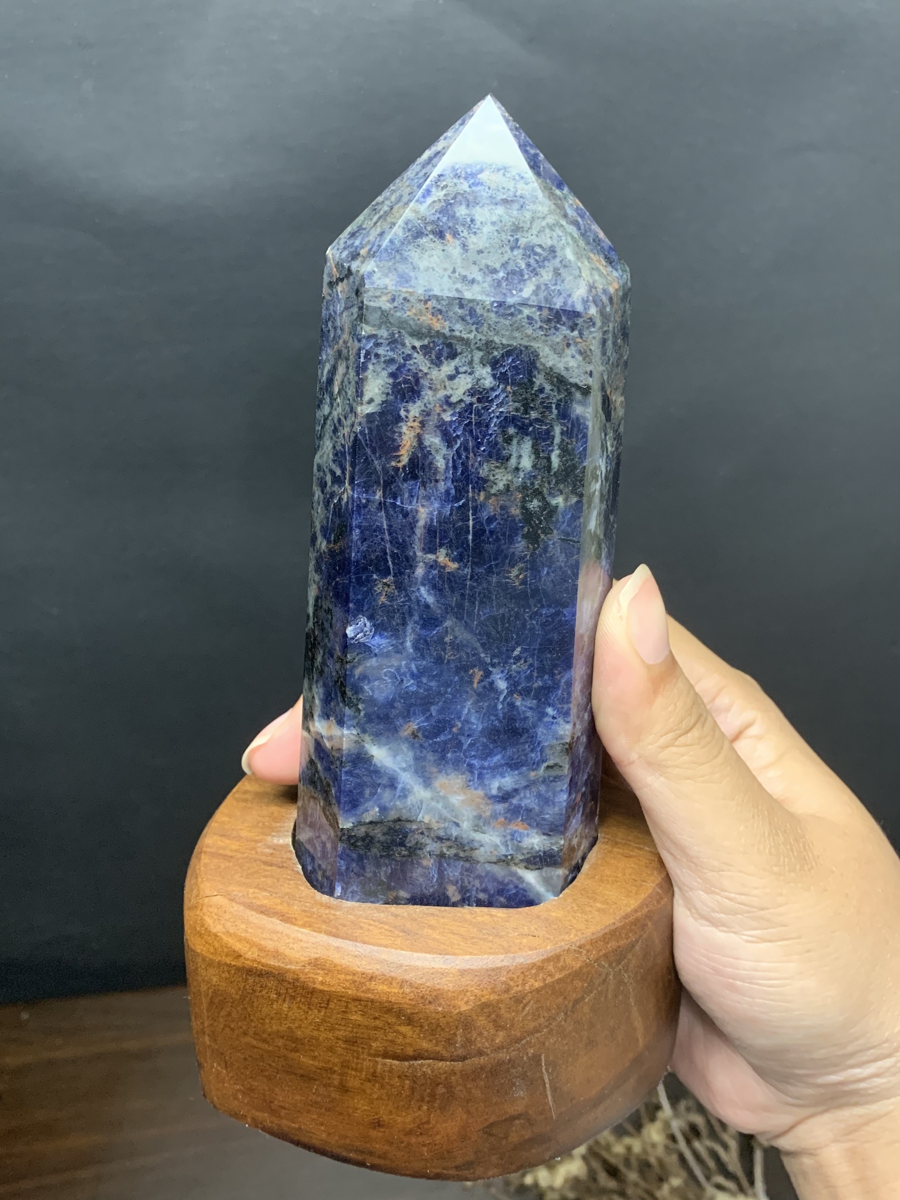 晶靈之露-1號蘇打石方納石水晶柱藍色宇宙含座