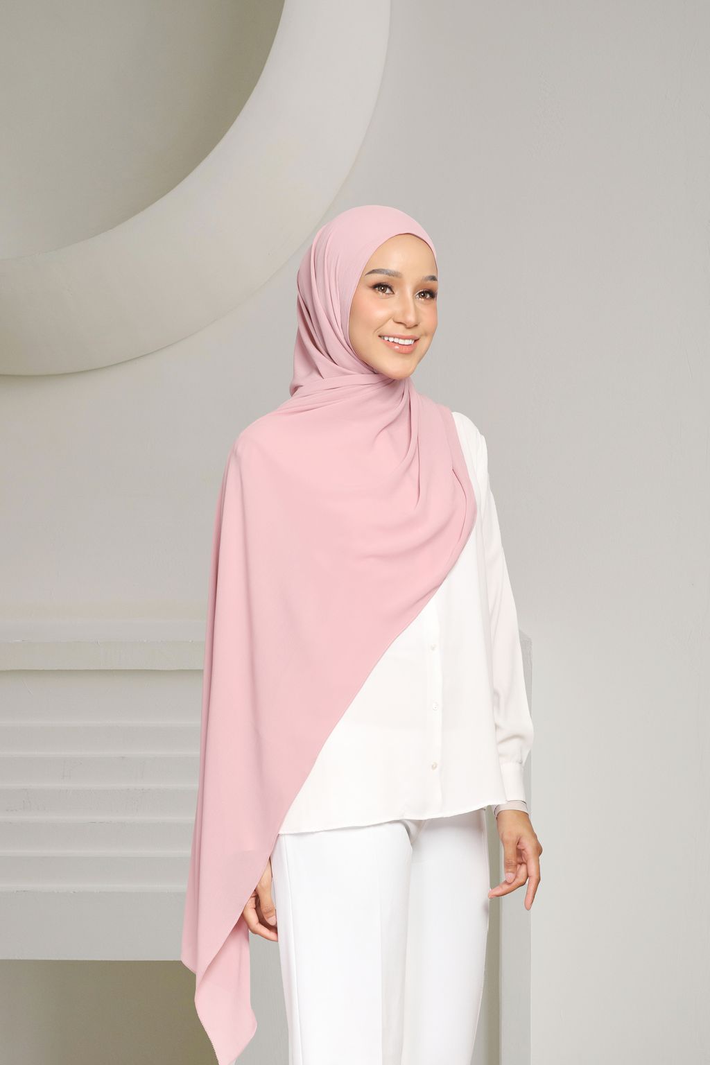 shawldustpinkposing