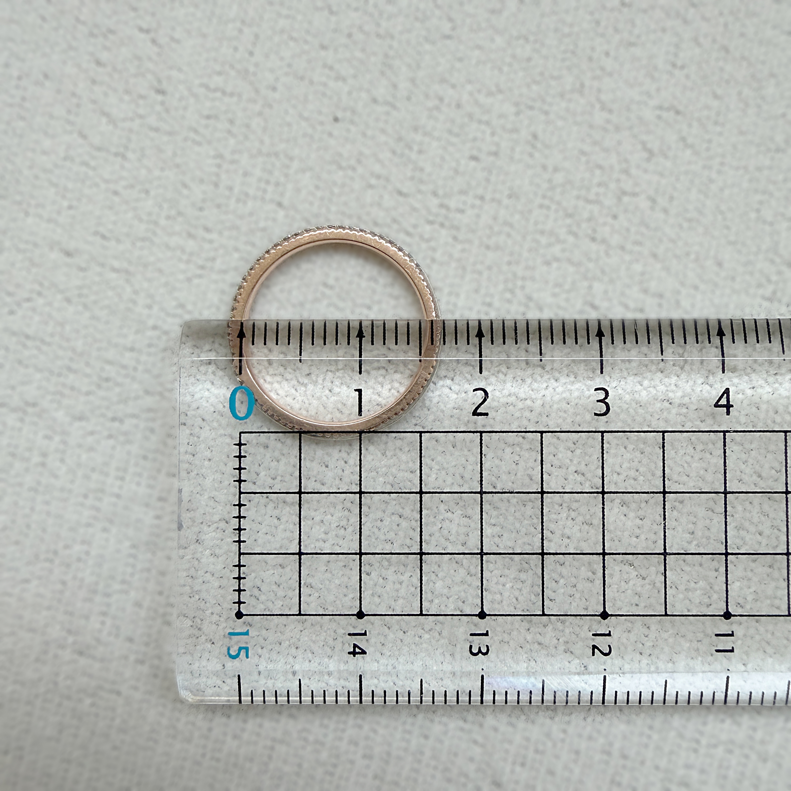 舊戒指平放在直尺上量內徑