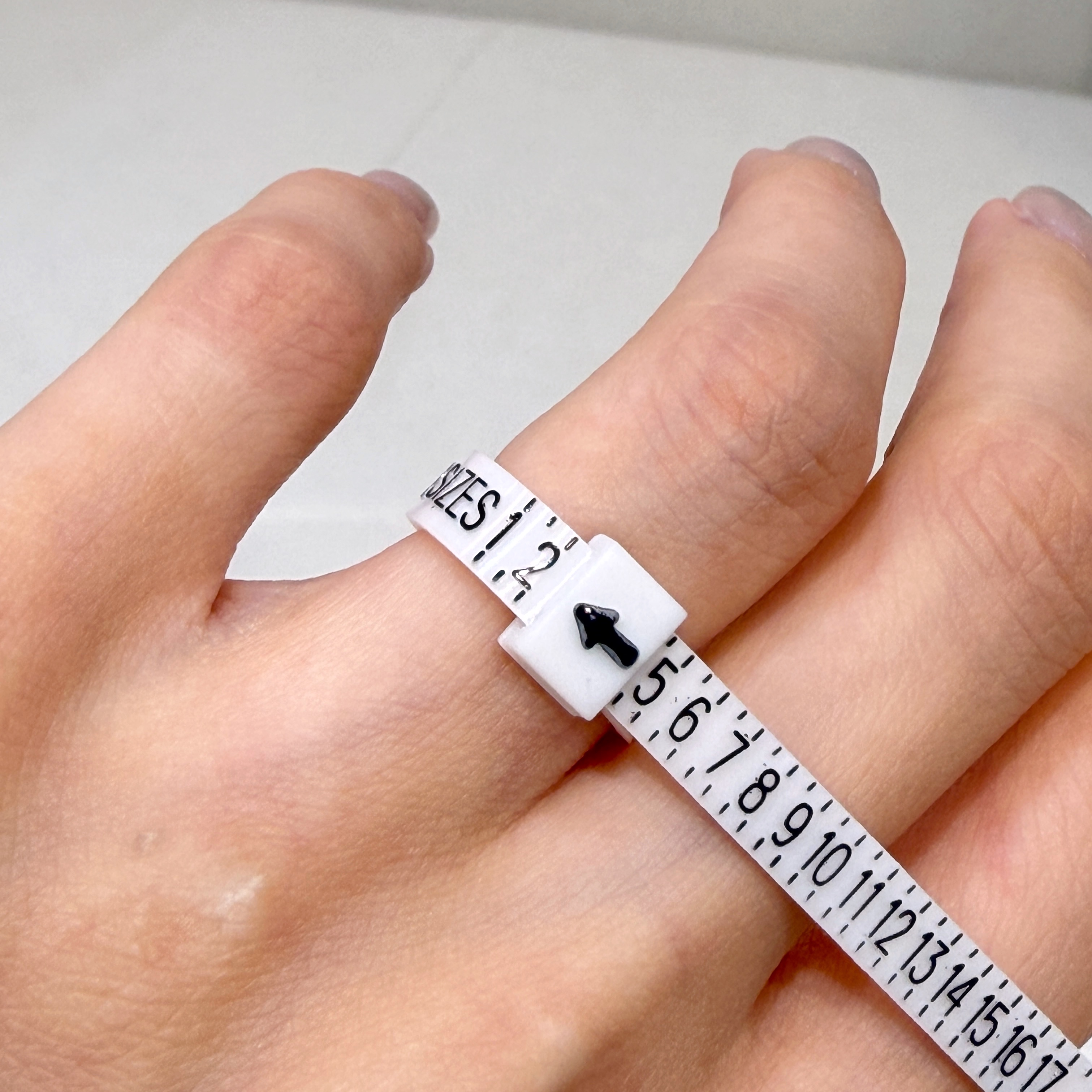戒圍尺套入手指調整鬆緊度