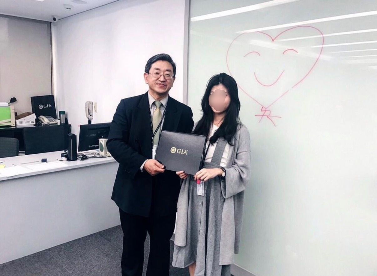 Natali 於 GIA Taiwan 校區取得 Graduate Diamonds 文憑當日