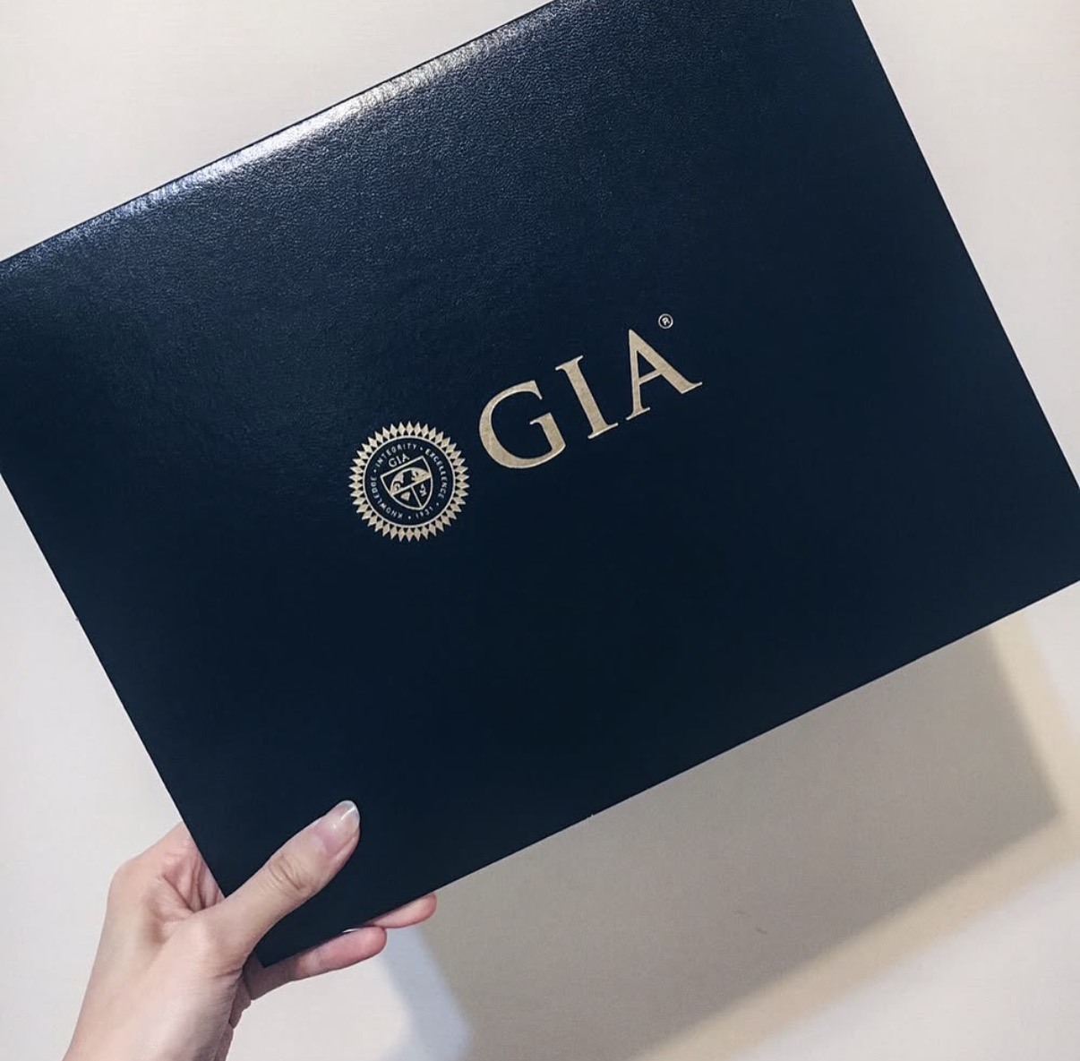 Natali 李子枻 手持 GIA 鑽石鑑定文憑證書套