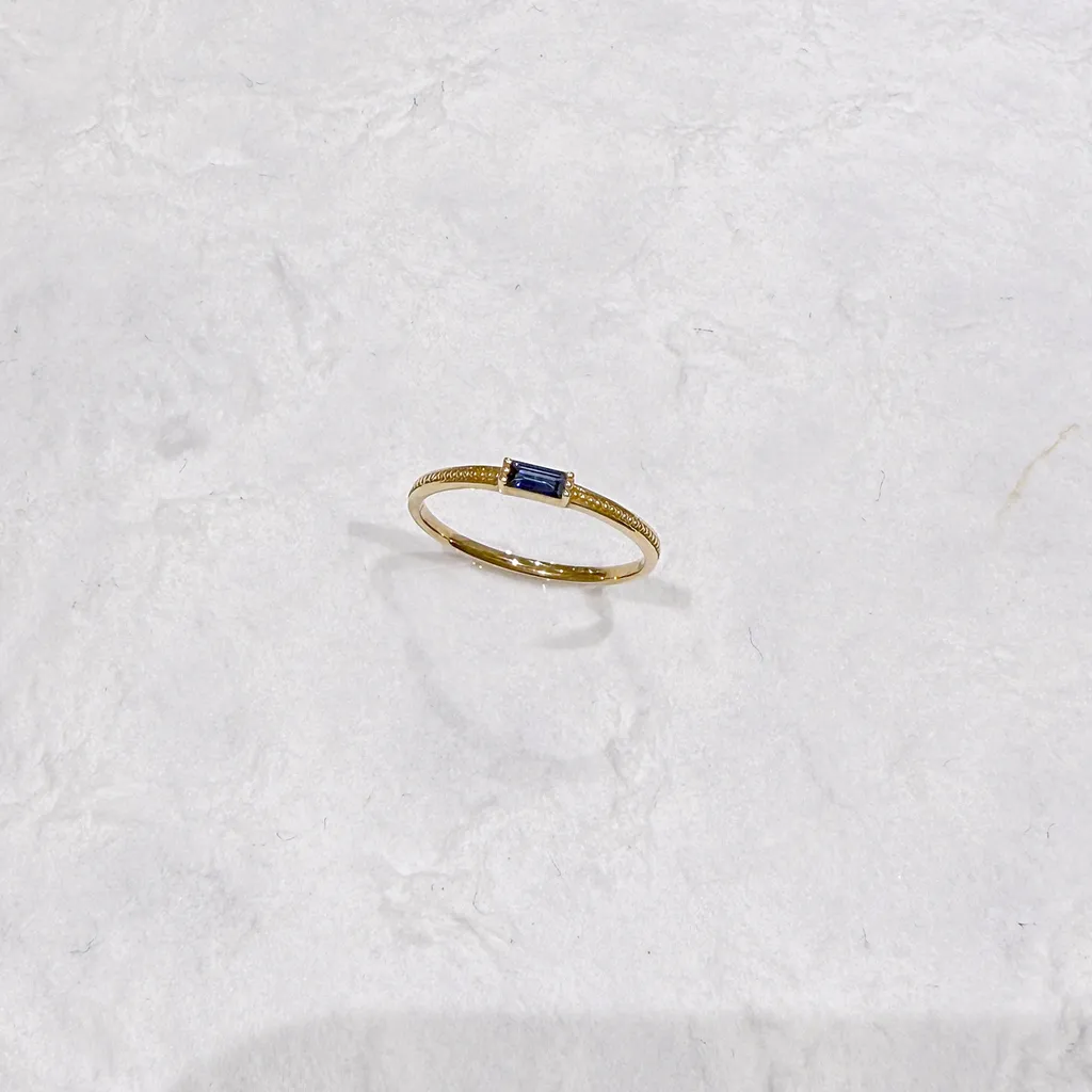 幸李輕珠寶 藍窗戒指 Baguette藍寶石正面特寫