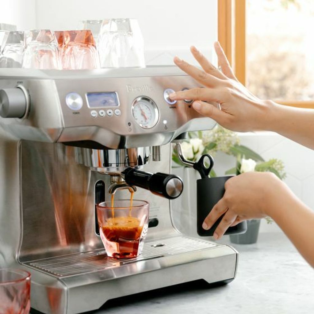 vero_cappuccino_rose_lifestyle_breville_espresso_pour_forweb.jpg