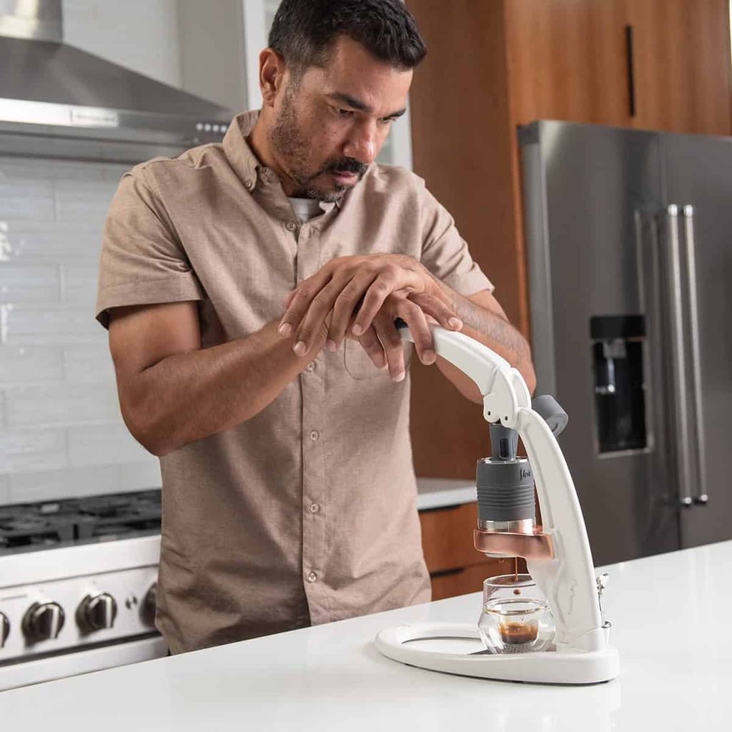 pro_3_brewing_white_lifestyle_1