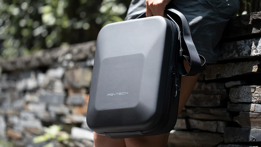 10_Mavic_Air_2_Carrying_case_with_Removable_shoulder_strap_and_integrated_carry_handle.png