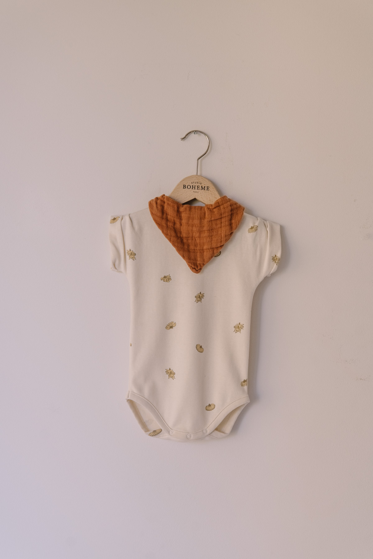 body Bama - écru bananes + bavoir Abel -caramel.jpg