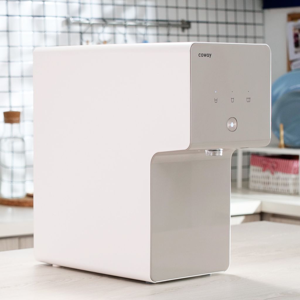 table-top-water-purifier-in-the-house-kitchen-coway-cinnamon