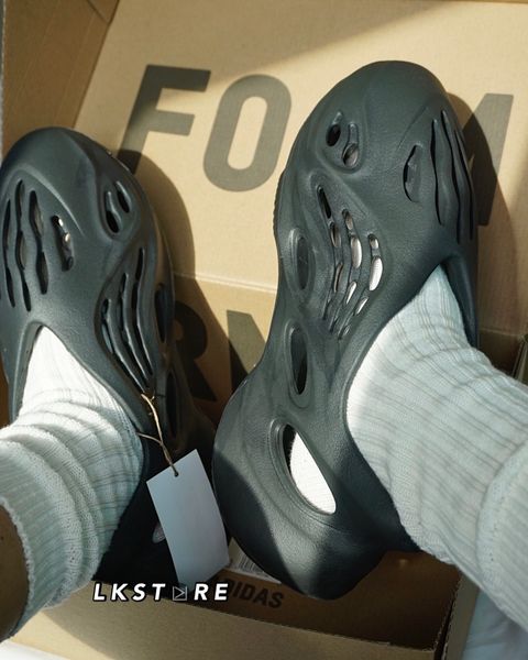 Adidas YEEZY FOAM RUNNER "Onxy" 全黑 黑魂 HP8739 涼鞋 懶人鞋 愛迪達 洞洞鞋