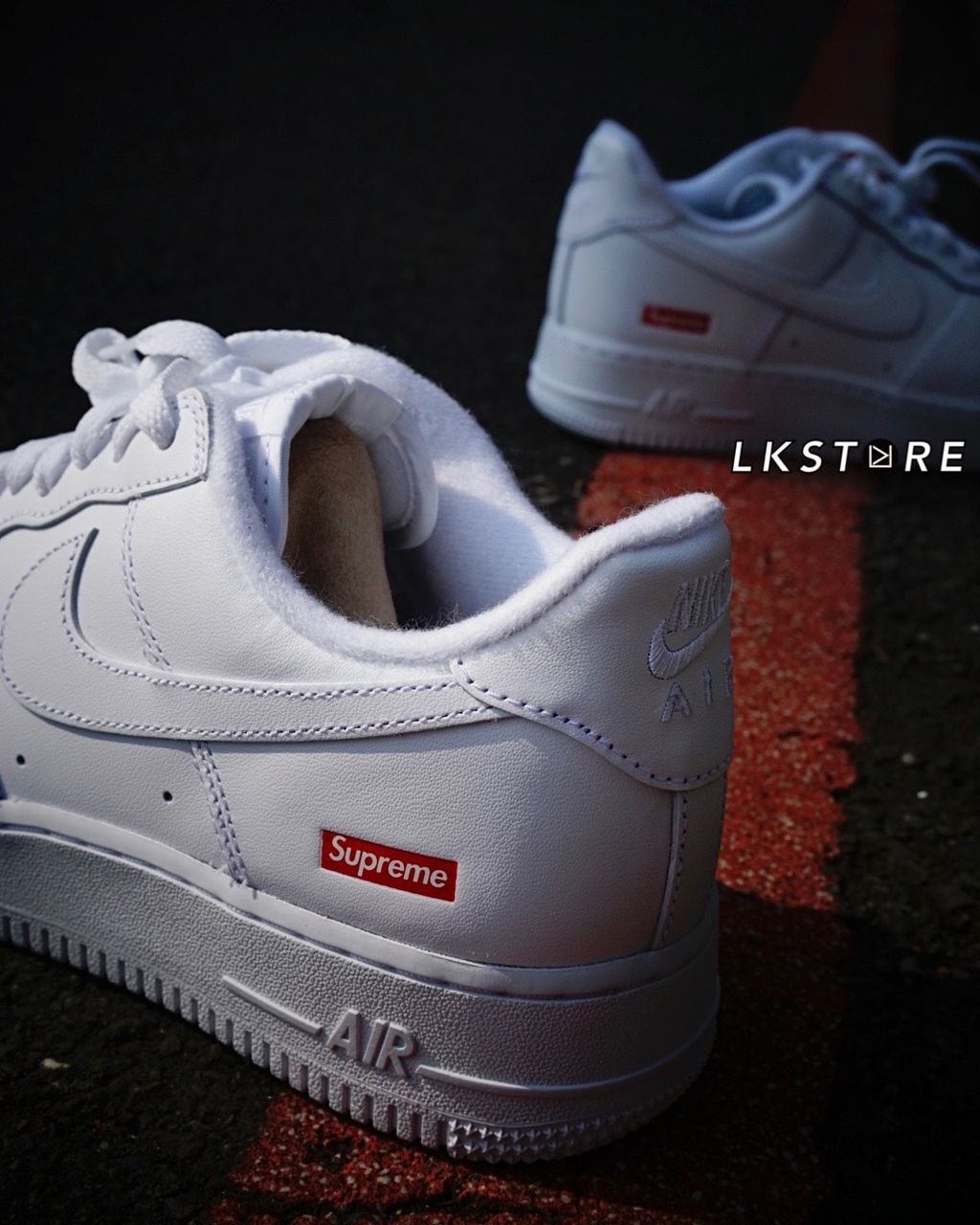 NIKE AIR FORCE 1 X SUPREME