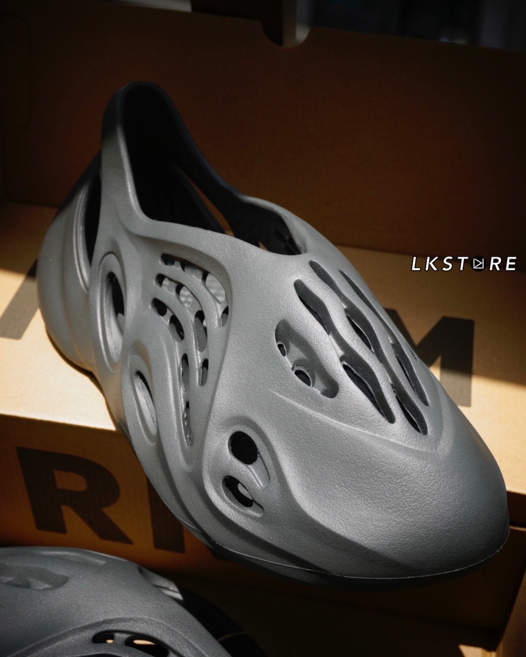 Adidas YEEZY FOAM RUNNER "Carbon" 深灰色IG 涼鞋懶人鞋愛迪達洞