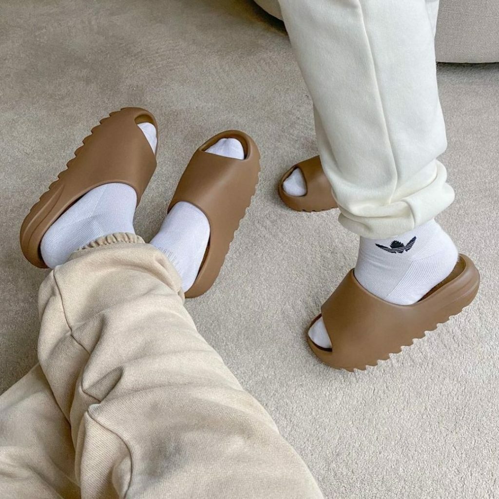 限量接單) ADIDAS YEEZY SLIDE OCHRE 黑糖饅頭摩卡棕消光橄欖拖鞋