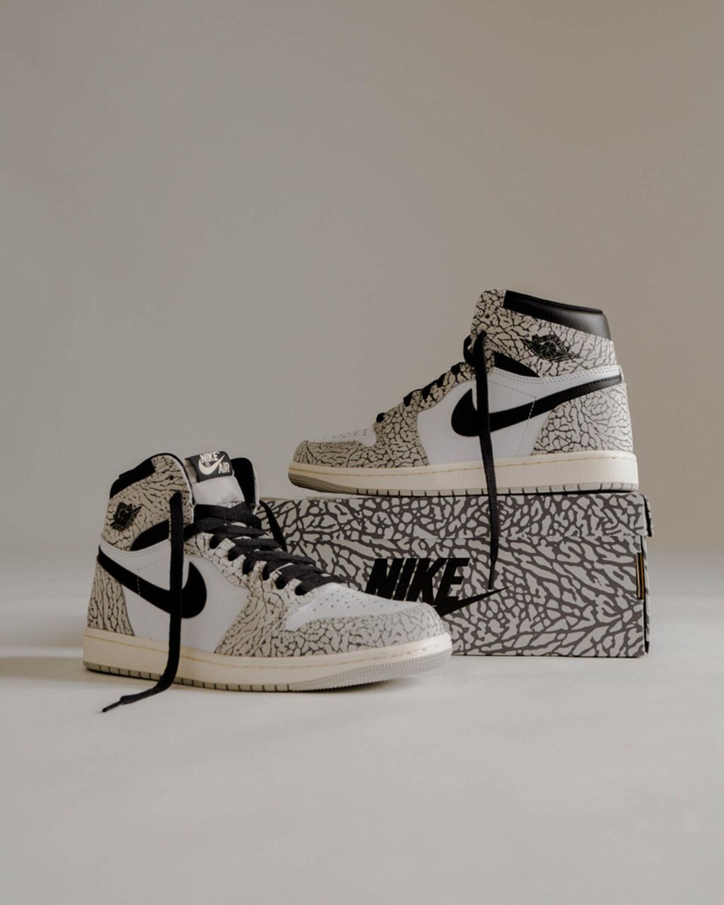 air-jordan-1-retro-high-og-tech-grey-muslin-black-white-dz5485-052-footwear _ sneaker-outdoor-1