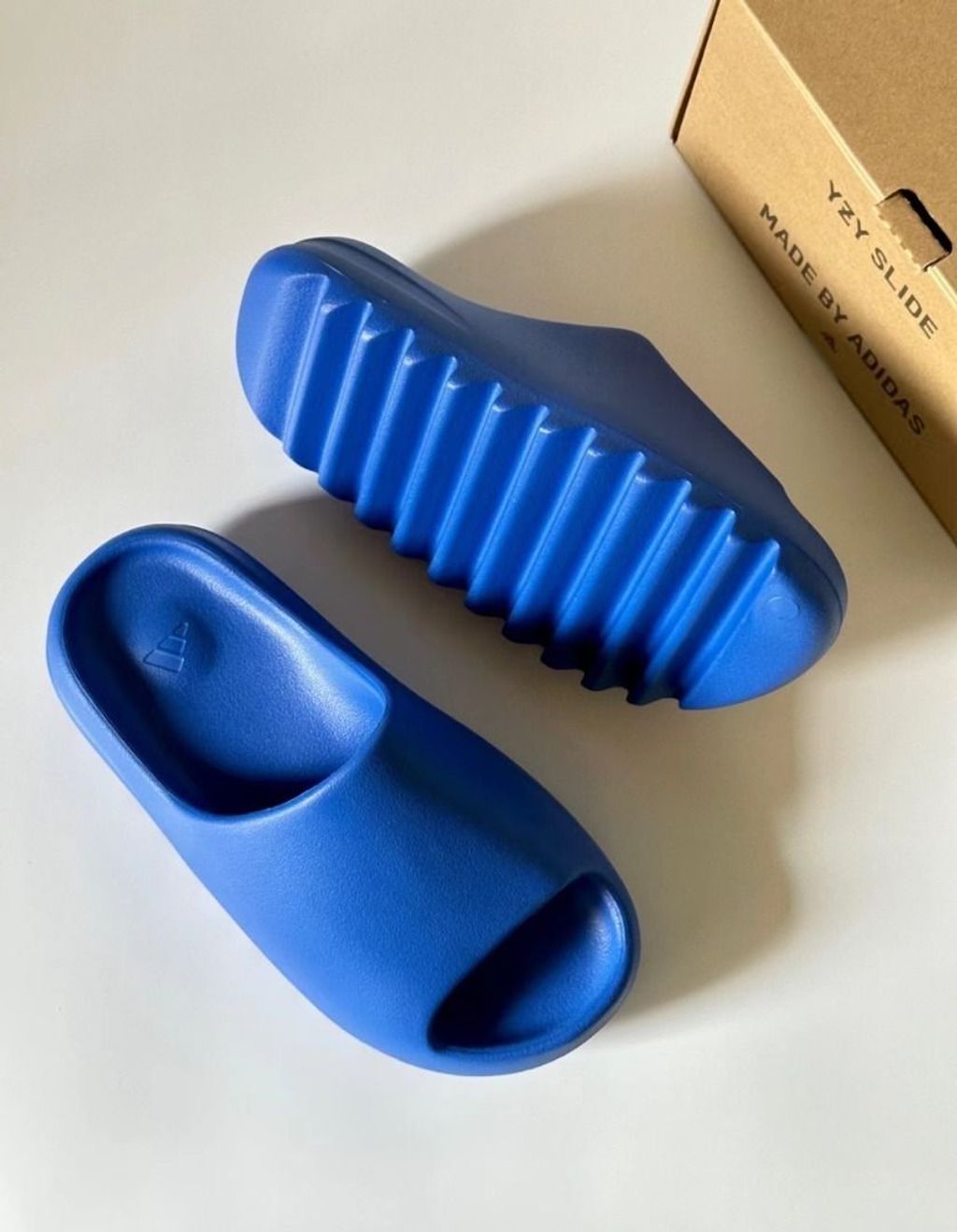限時接單) ADIDAS YEEZY SLIDE AZURE 克萊茵藍拖鞋ID4133 – GODA 夠搭