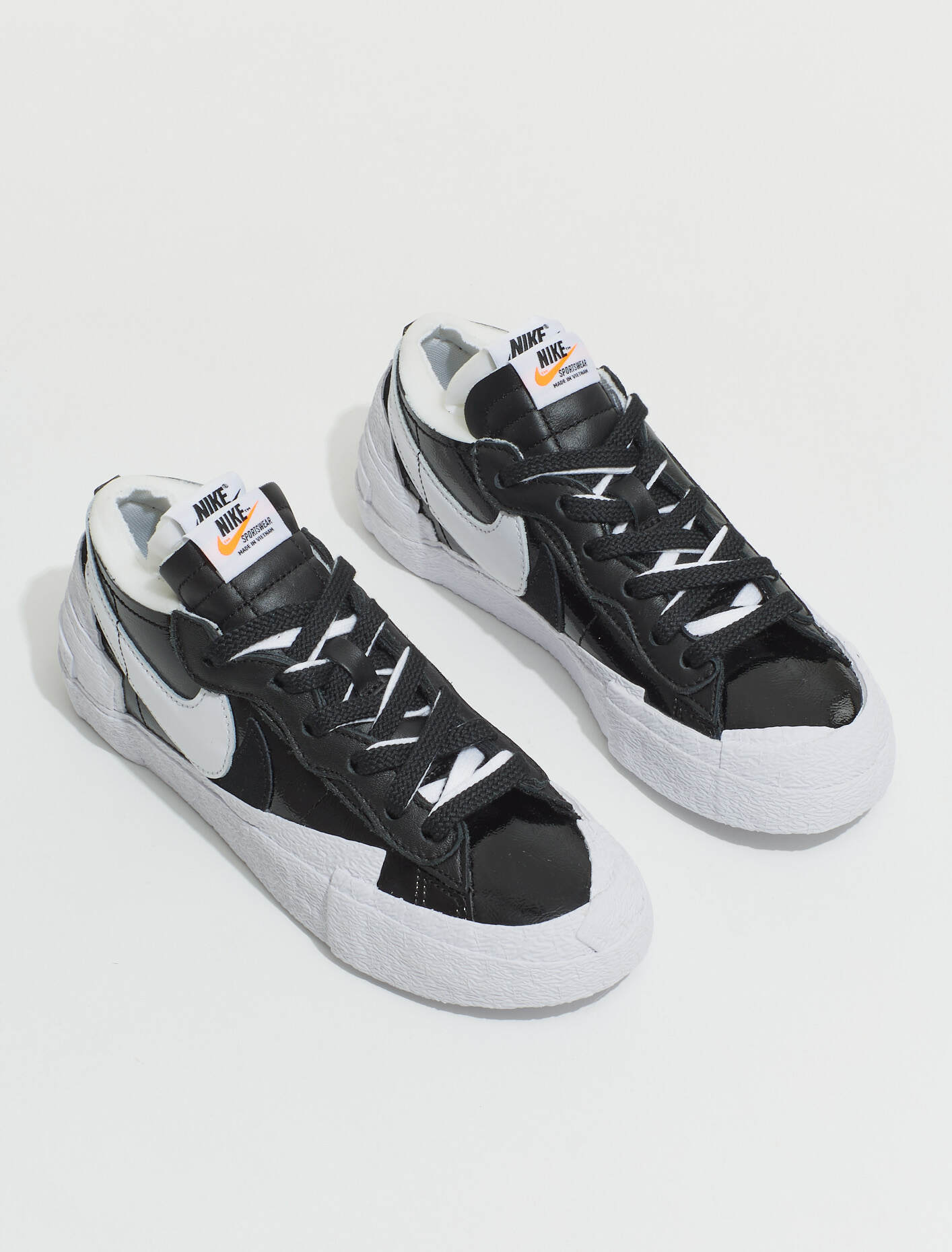 SACAI X NIKE BLAZER LOW 黑色漆皮解構雙勾男女尺寸DM6443-001 – GODA