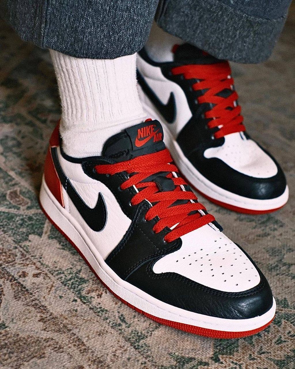 附贈一組卡其色鞋帶) AIR JORDAN 1 LOW OG BLACK TOE 黑紅低筒黑腳趾