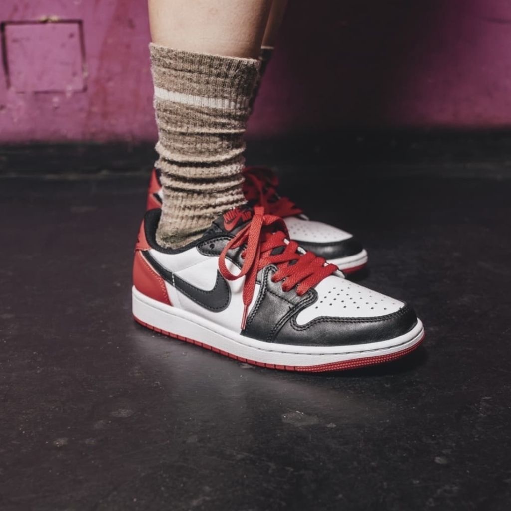 史上蒂一殺)(附米色鞋帶) AIR JORDAN 1 LOW GS BLACK TOE 黑紅黑腳趾女