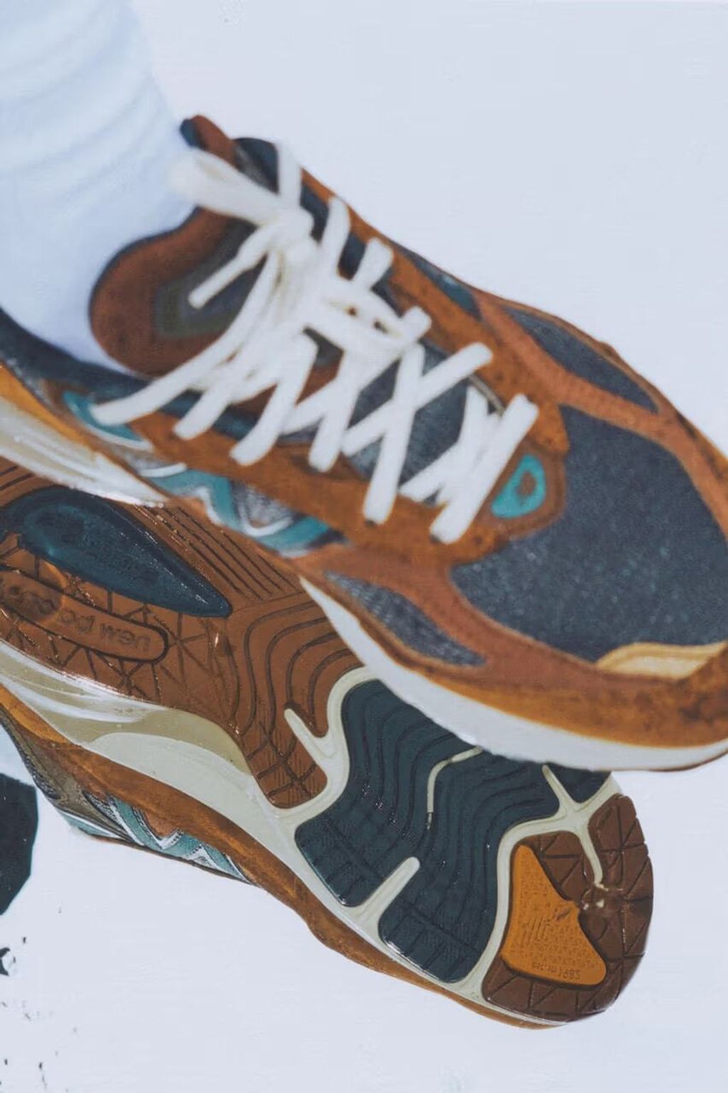 https___hk.hypebeast.com_files_2023_10_carhartt-wip-new-balance-990v6-sculpture-center-release-info-7