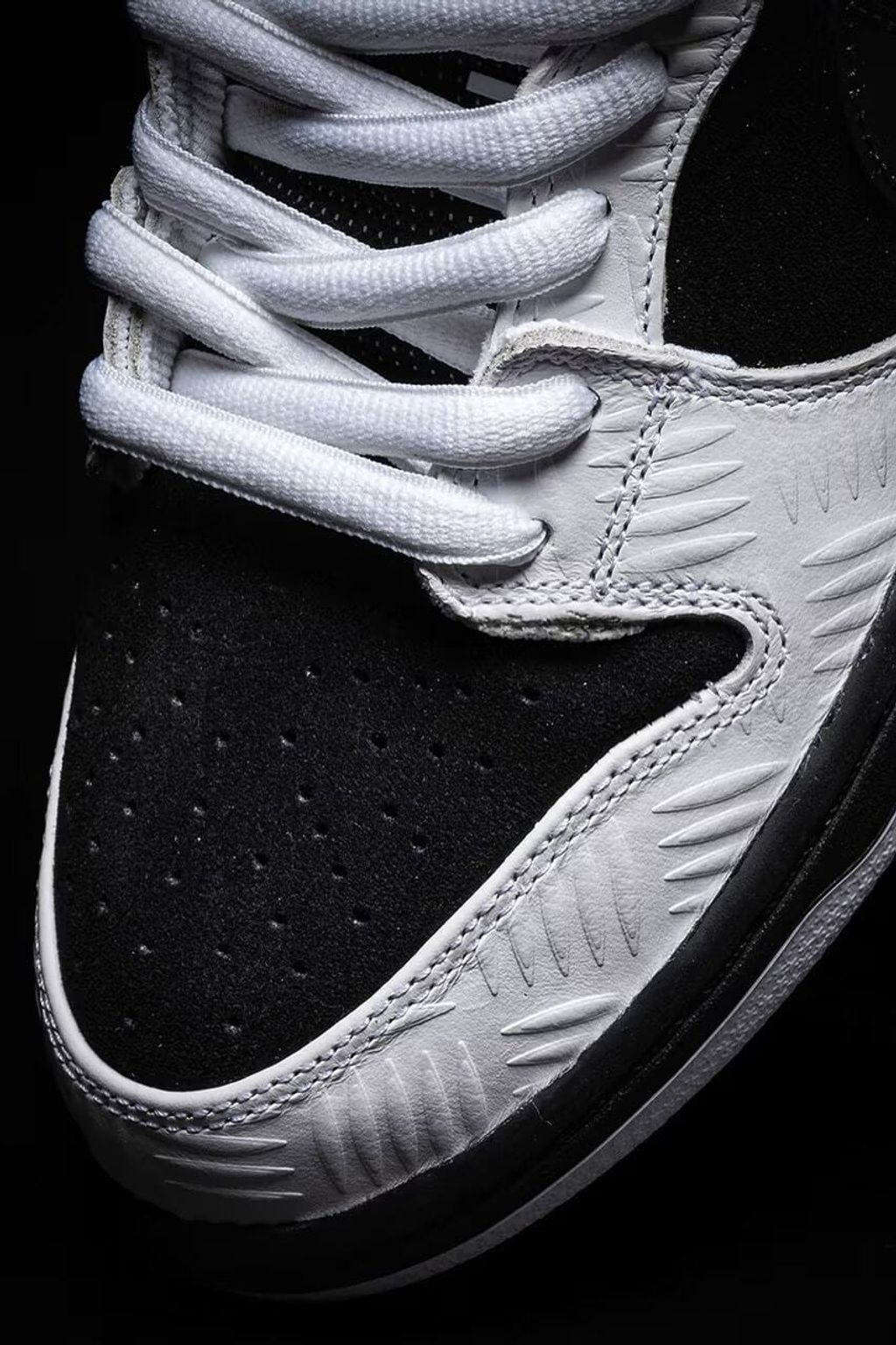 https___hypebeast.com_wp-content_blogs.dir_6_files_2023_07_tightbooth-nike-sb-dunk-low-fd2629-100-release-details-1-4