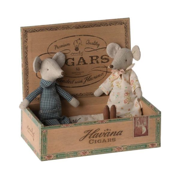 maileg-grandma-grandad-mice-in-cigarbox-17-3303-00-600x600