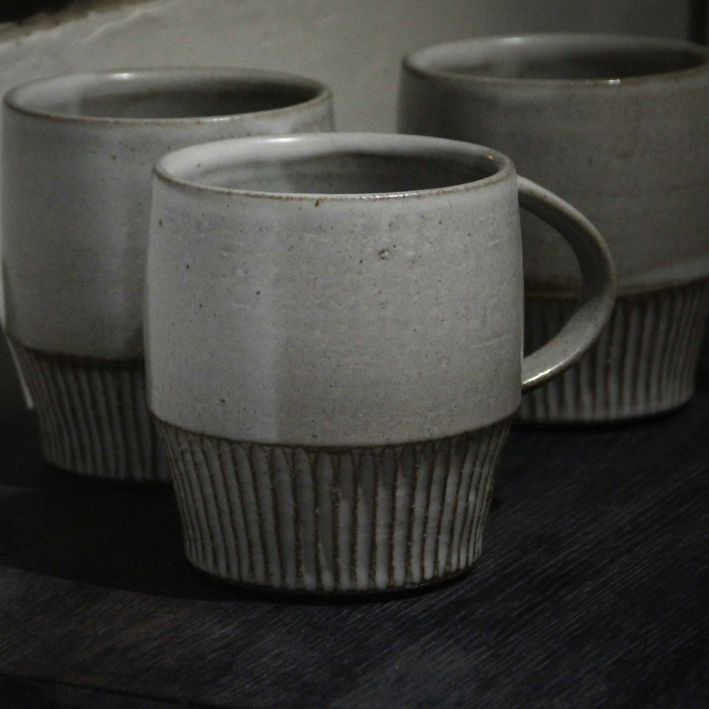 煙白手刻紋馬克杯– DUAHO POTTERY