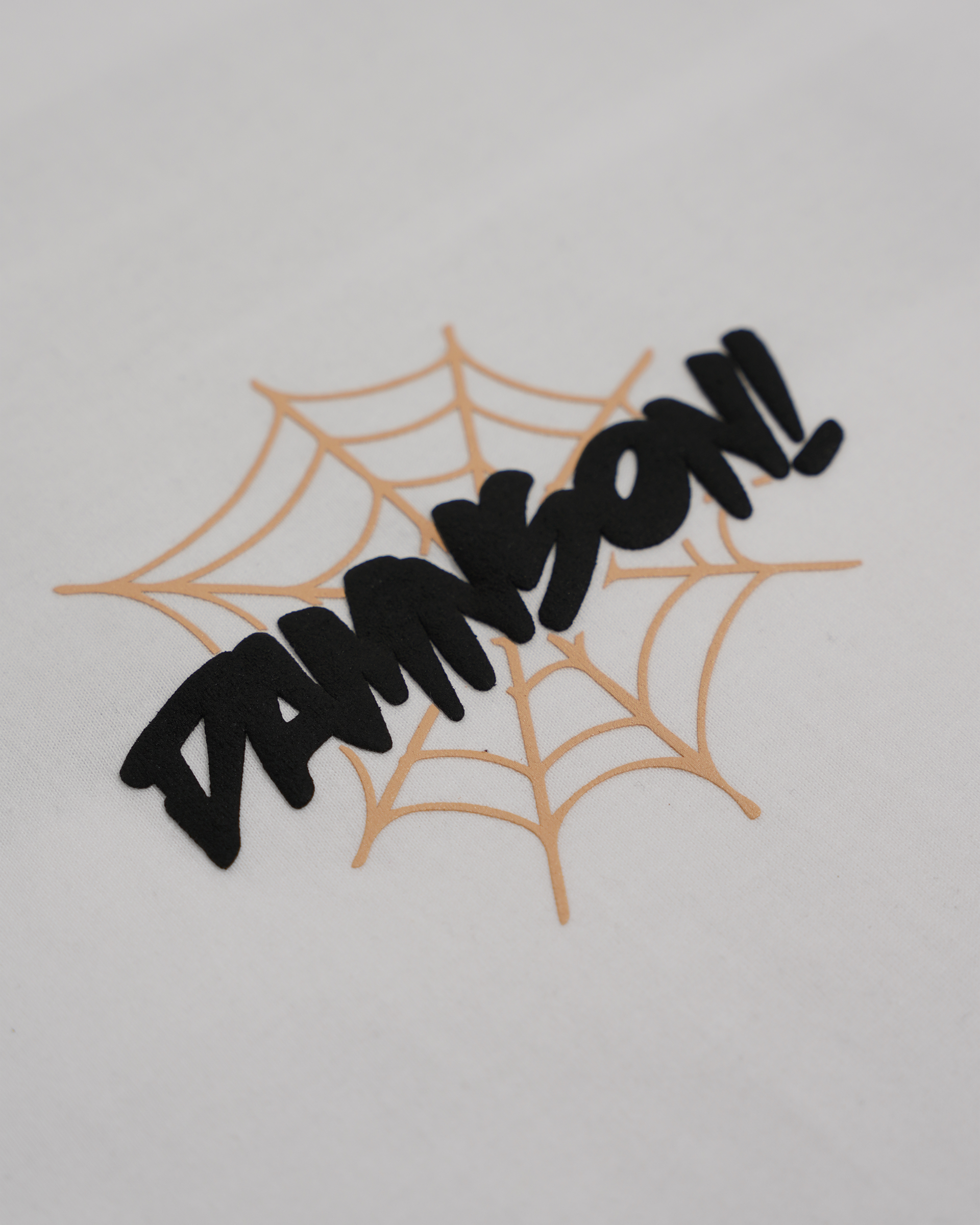 DMNSN TEE WHITE CLOSE UP FRONT