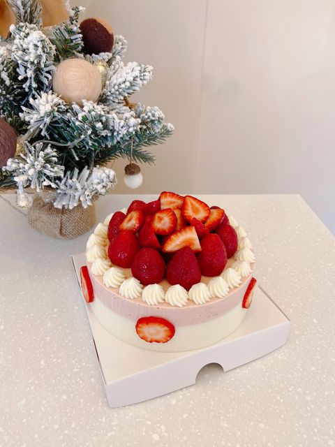 6吋草莓花圈蛋糕2.JPG