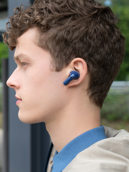 a men listening to music with nokia e3500 essential true wireless earphones