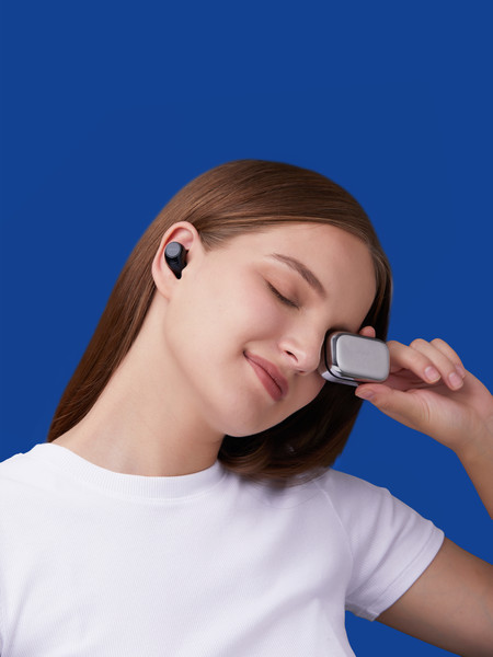 a lady listening to music with a long playtime Nokia Professional True Wireless Earphones P3600