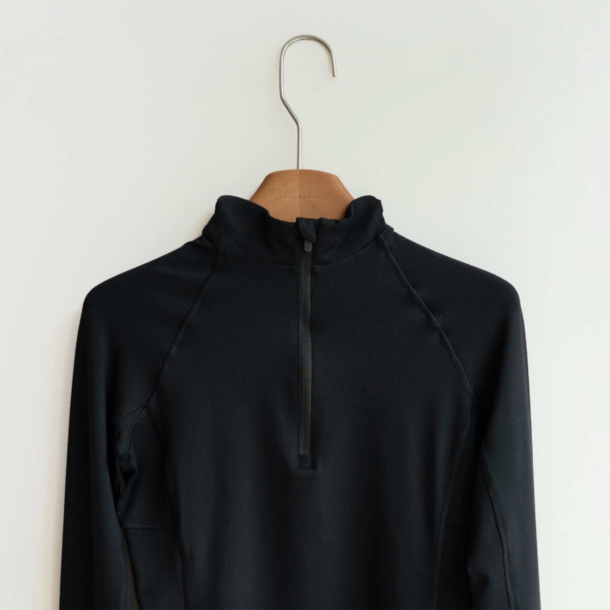 流線小高領修身上衣-黑